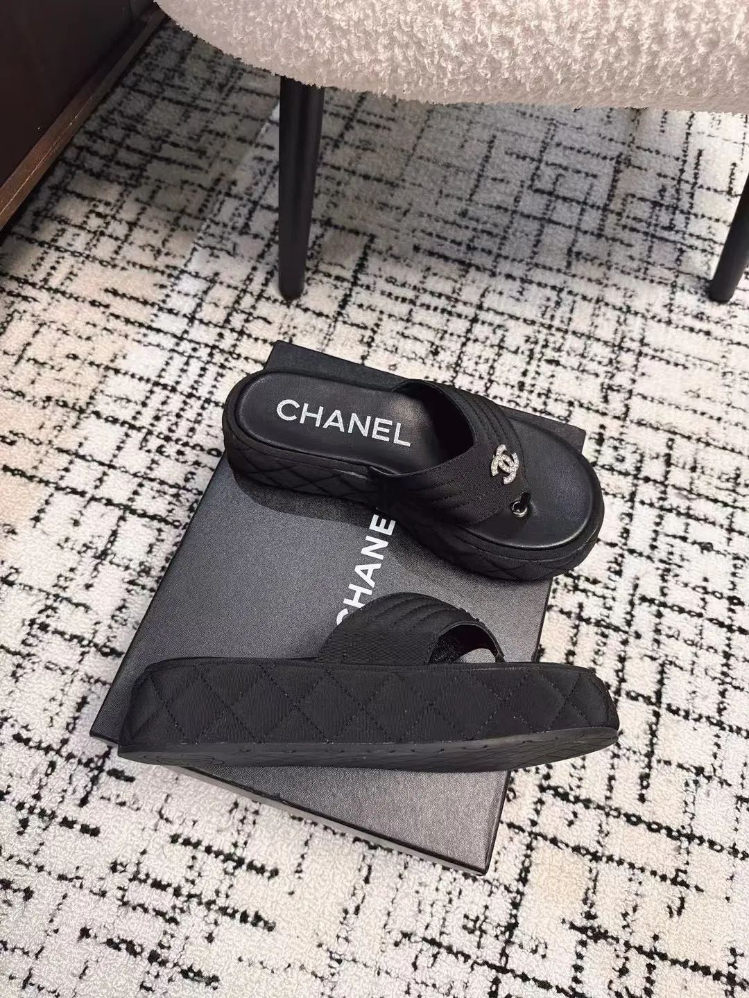 👟👟Ex-factory price 502👟👟 High version Chanel new color thick-soled slippers, easy to wear and versatile, must-have high-end tool shoes in summer, upper lambskin & customized denim, lining calfskin, original outsole Size: 35-39 (customized for 40, non-refundable)
